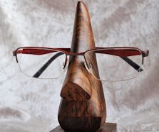 Voici un joli porte lunette en bois. Ce bois est du Tamarin.